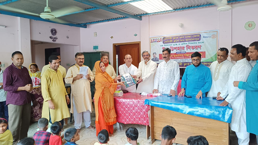 রোটারী ক্লাব অব ঢাকা ফোর্ট ও রোটারী ক্লাব অব জামালপুরের ঈদ উপহার