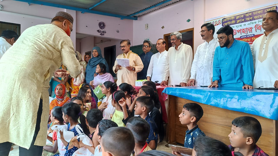 রোটারী ক্লাব অব ঢাকা ফোর্ট ও রোটারী ক্লাব অব জামালপুরের ঈদ উপহার