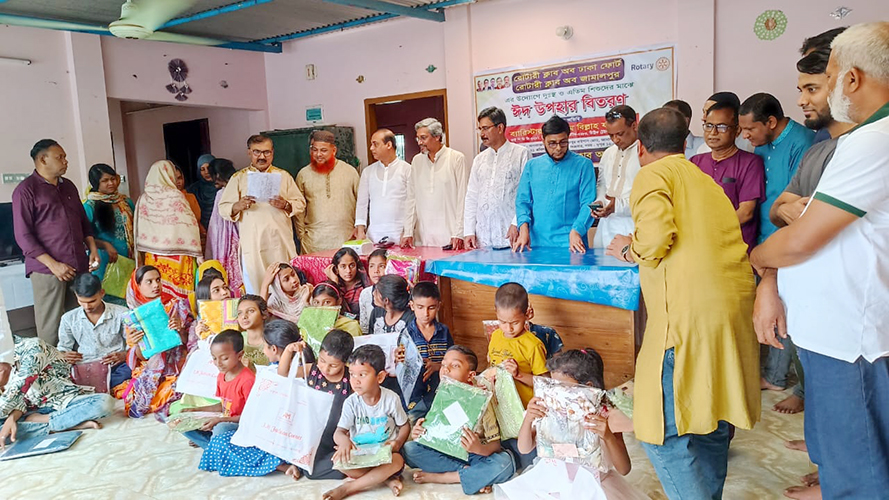 রোটারী ক্লাব অব ঢাকা ফোর্ট ও রোটারী ক্লাব অব জামালপুরের ঈদ উপহার